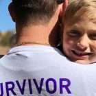 胰腺癌幸存者和年幼的儿子在拉斯维加斯PurpleStride筹款活动