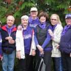 PanCAN的捐赠者苏珊·布朗和她的朋友们在PanCAN的PurpleStride行走。