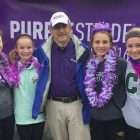 马里兰州PanCAN志愿者肯·康兹曼和他的孙女们在PanCAN PurpleStride