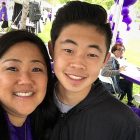 十几岁的少年和他的母亲在洛杉矶的紫步上自拍，以结束胰腺癌