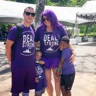一位年轻的胰腺癌幸存者与他的妻子和两个儿子一起参加募捐