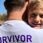 胰腺癌幸存者和年幼的儿子在拉斯维加斯紫跨募捐活动
