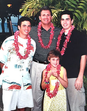 夏威夷家庭度假与父亲，两个儿子和女儿